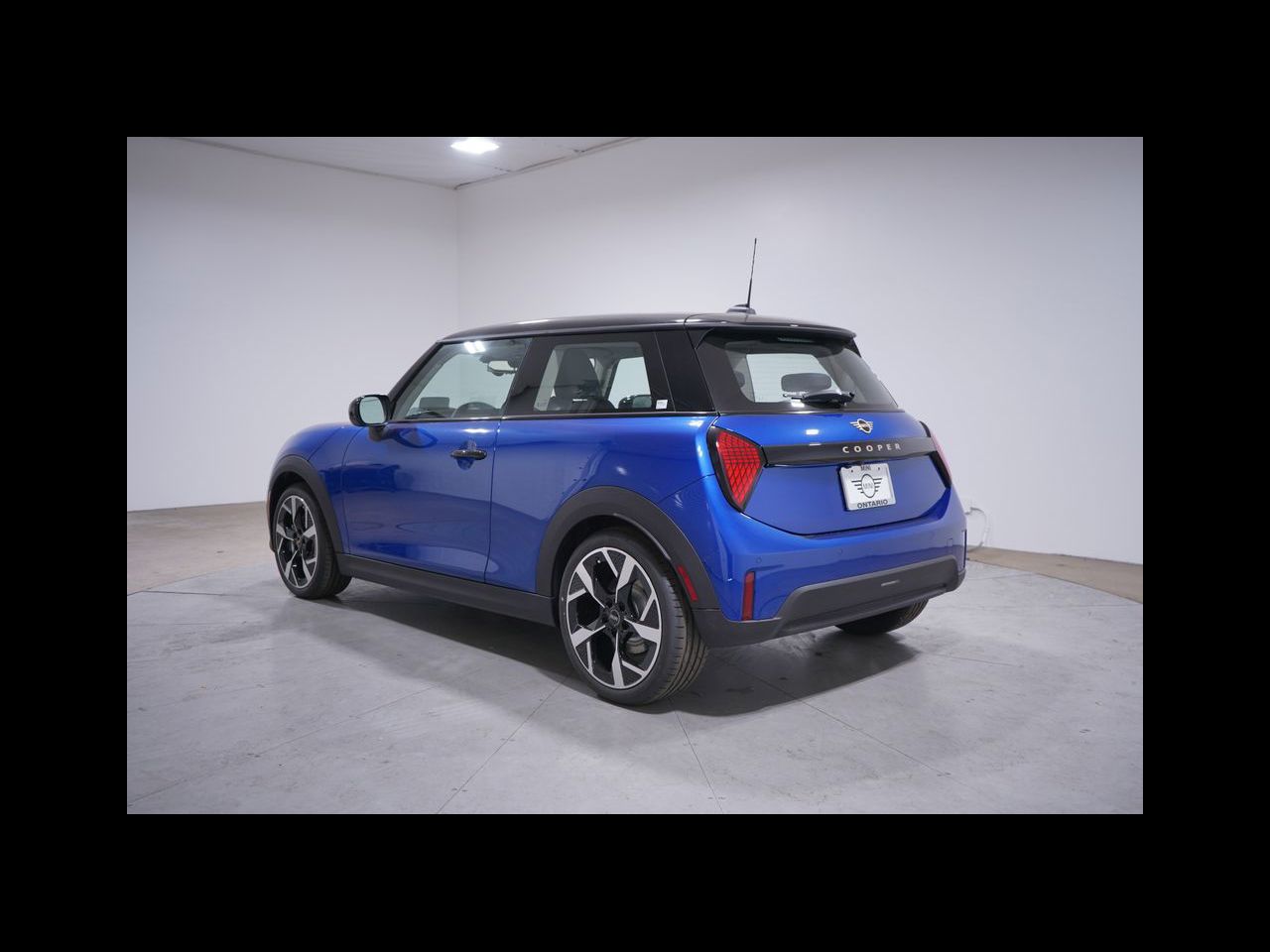 2025 Mini Cooper 2 Door Hardtop Signature photo 3