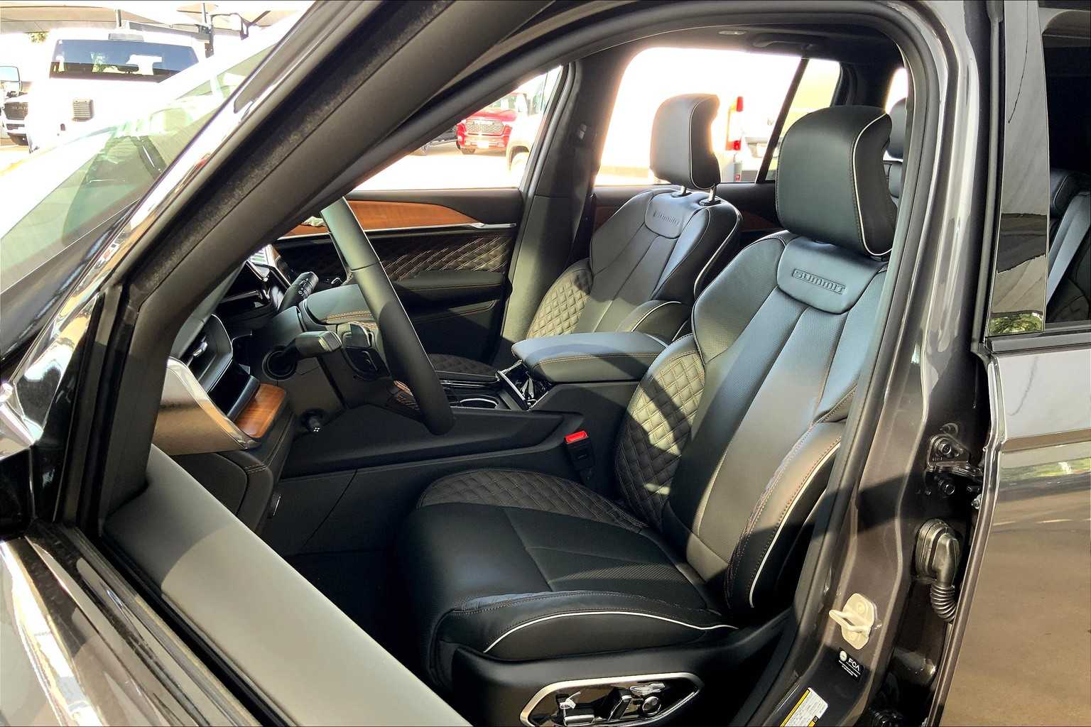 2025 Jeep Grand Cherokee Summit Reserve photo 6