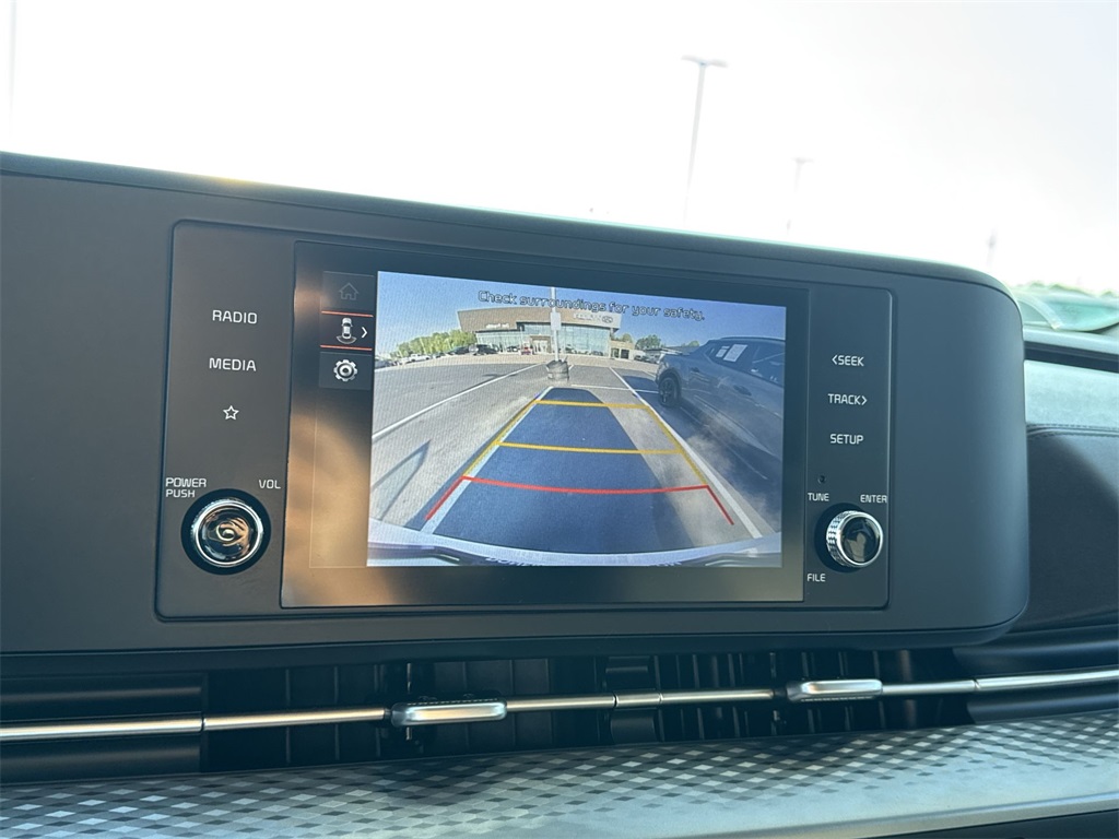 2024 Kia Carnival LX photo 22