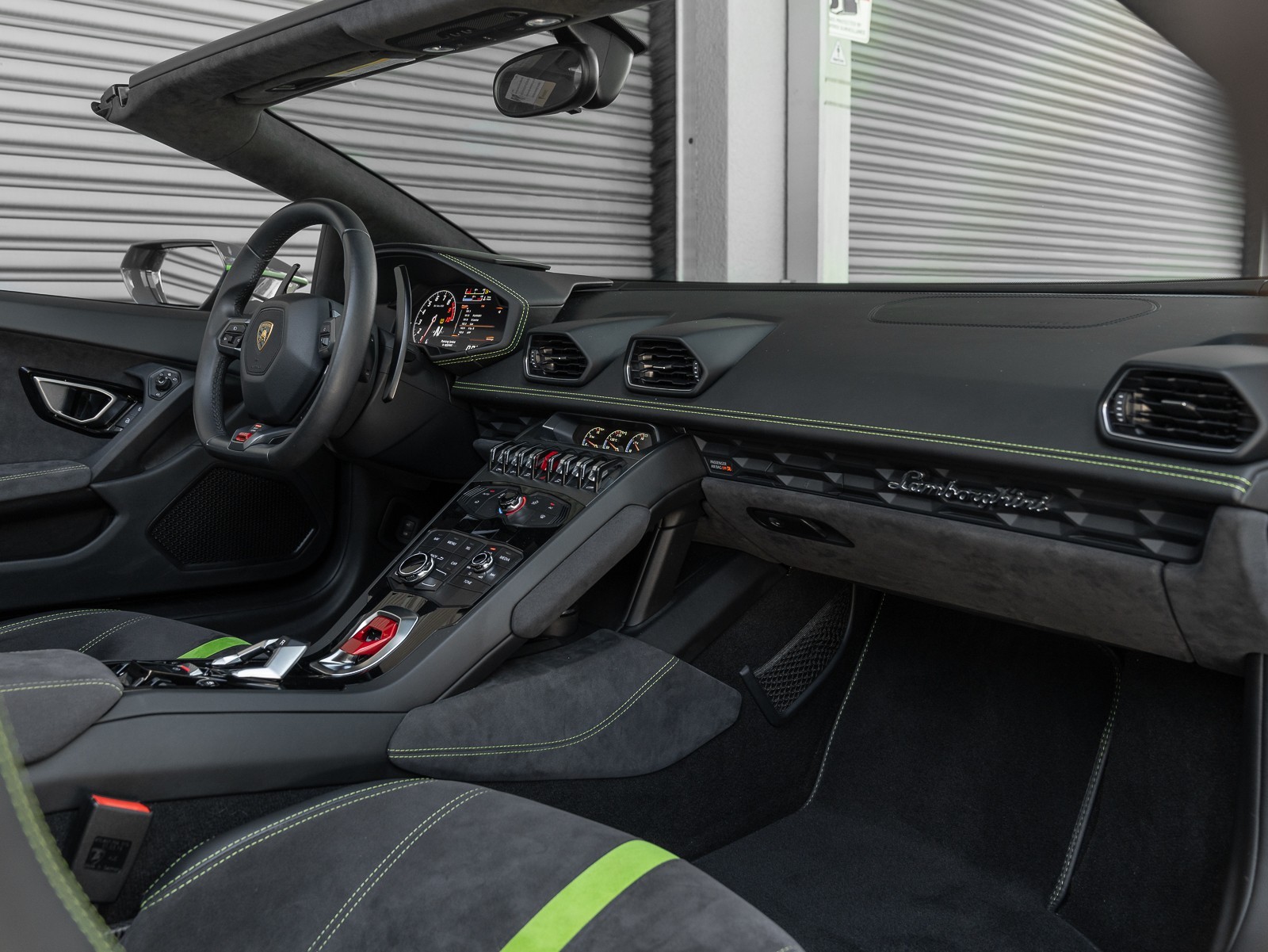 2016 Lamborghini Huracan LP 610-4 Spyder photo 2