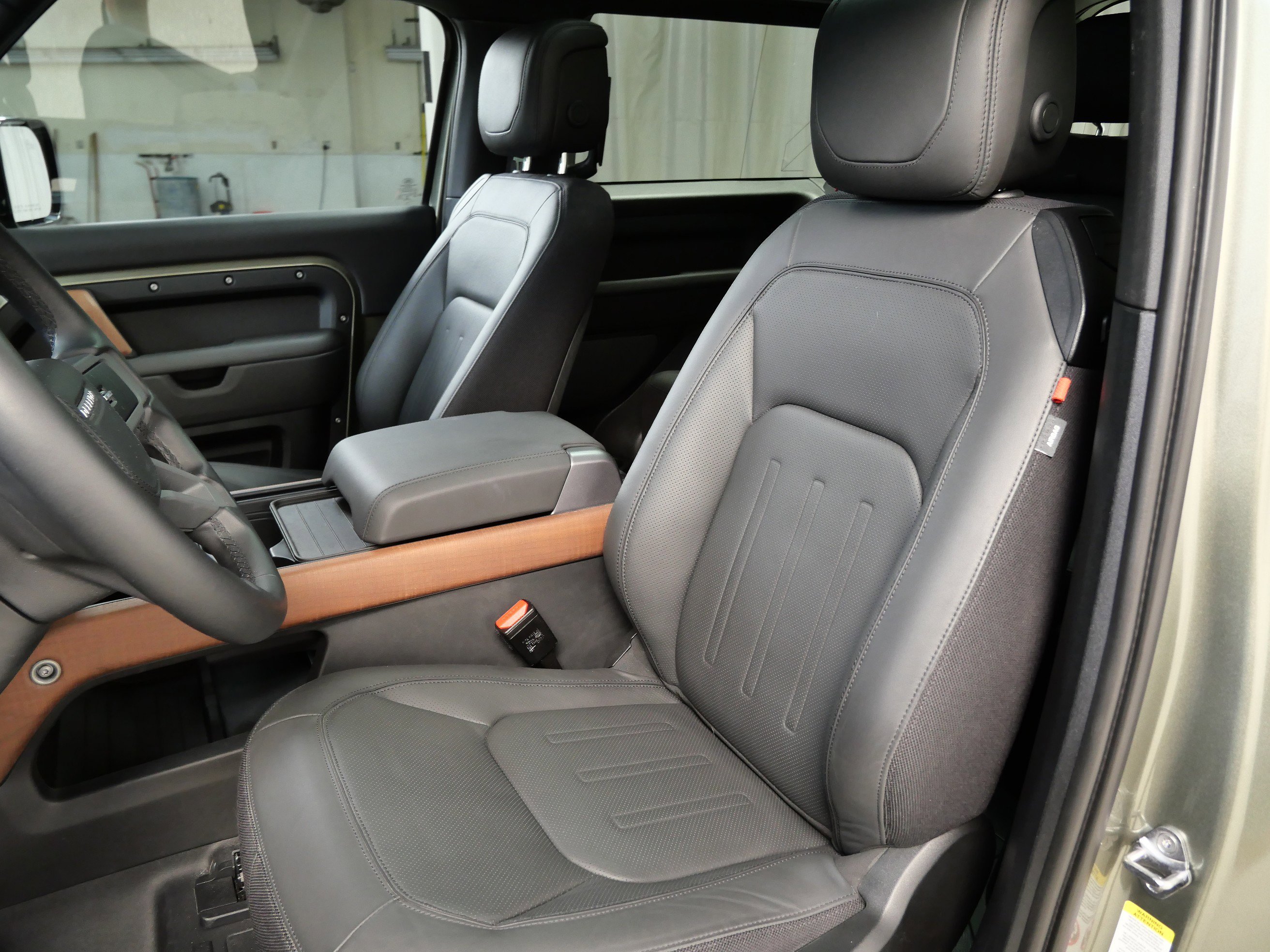 2023 Land Rover Defender 90 X photo 3