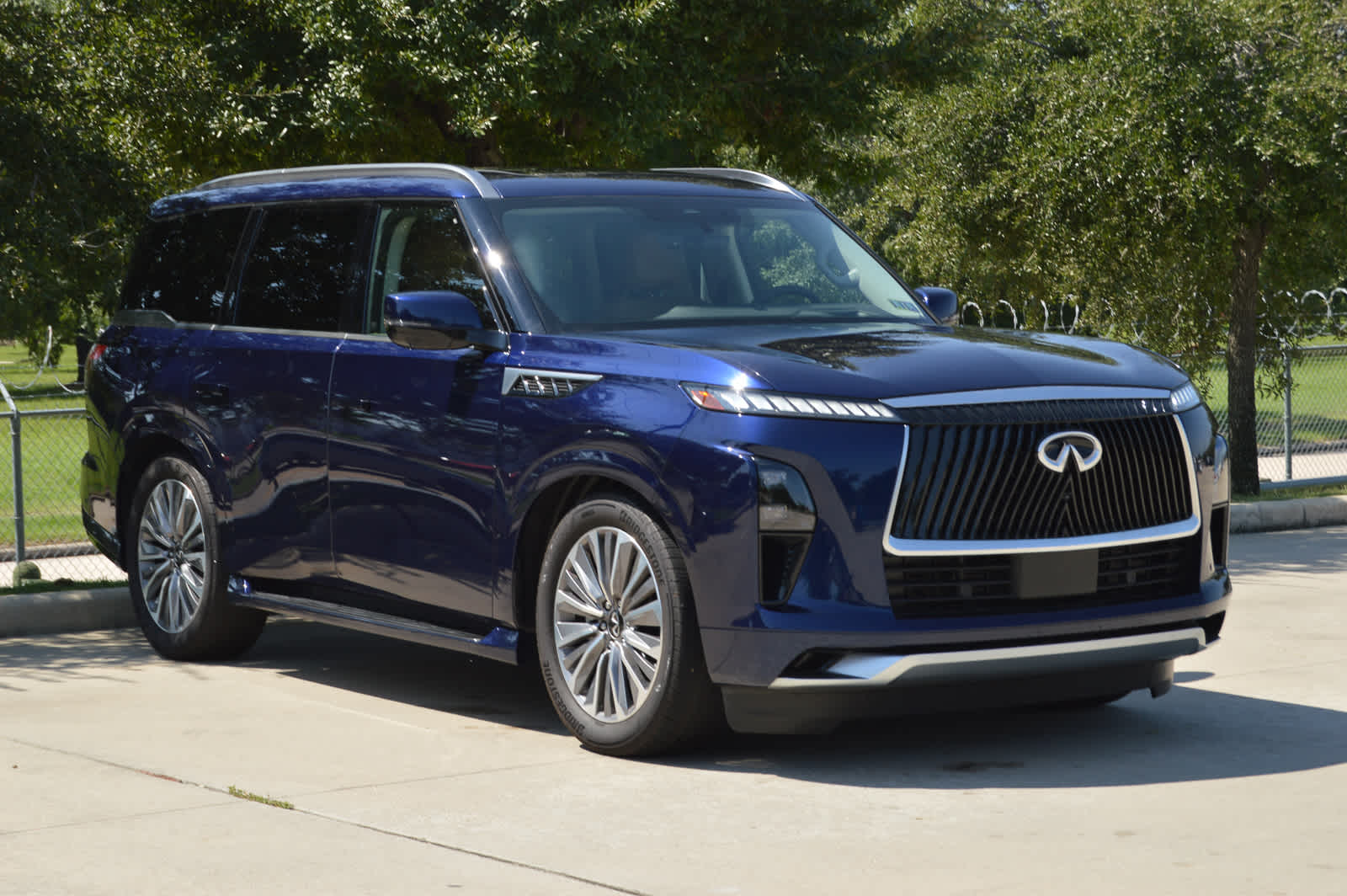 2025 Infiniti QX80 Luxe photo 3