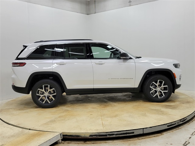 2025 Jeep Grand Cherokee Limited photo 3