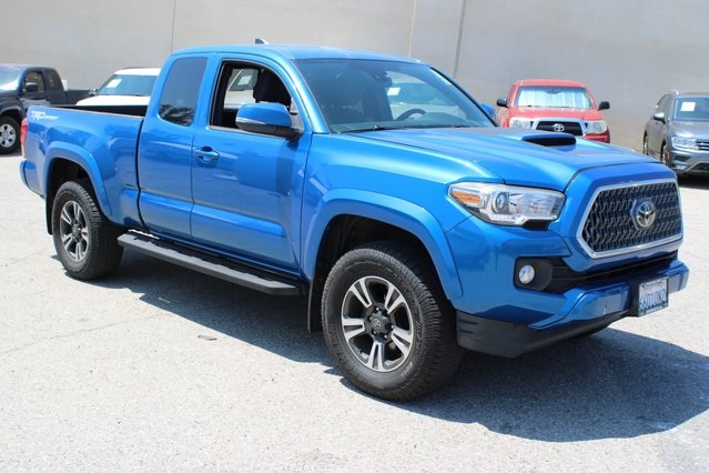 2018 Toyota Tacoma TRD Sport photo 3