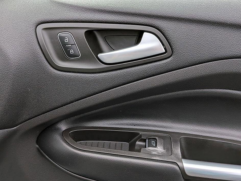 2019 Ford Escape Titanium photo 32
