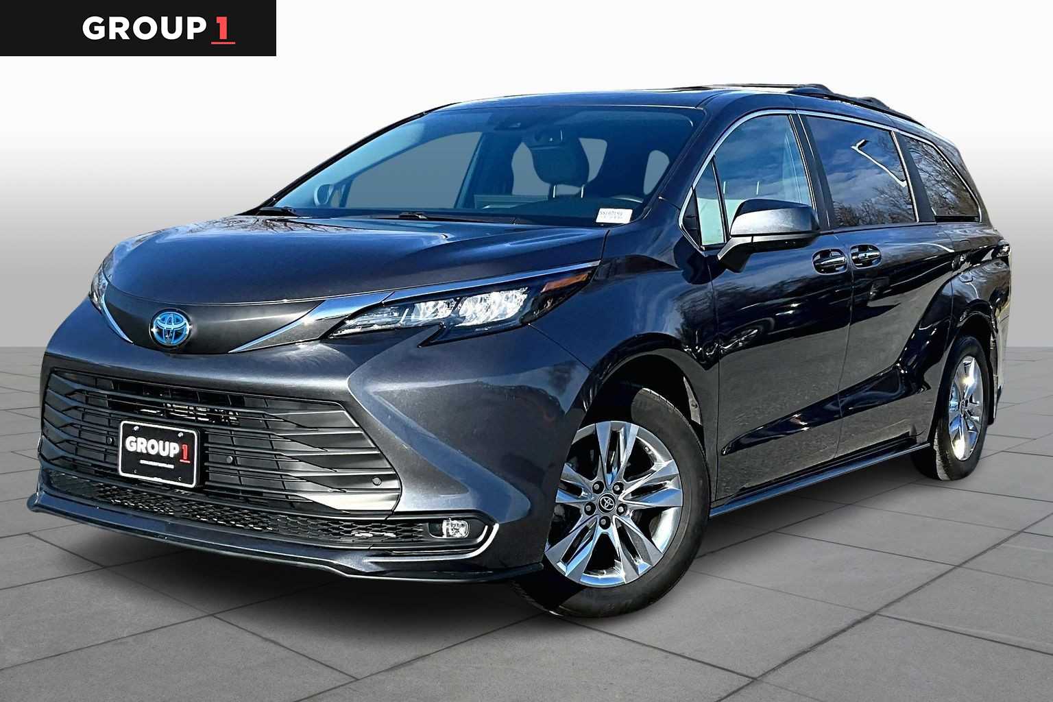 2025 Toyota Sienna XLE's photo