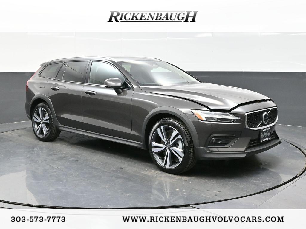 2025 Volvo V60 Cross Country Plus's photo