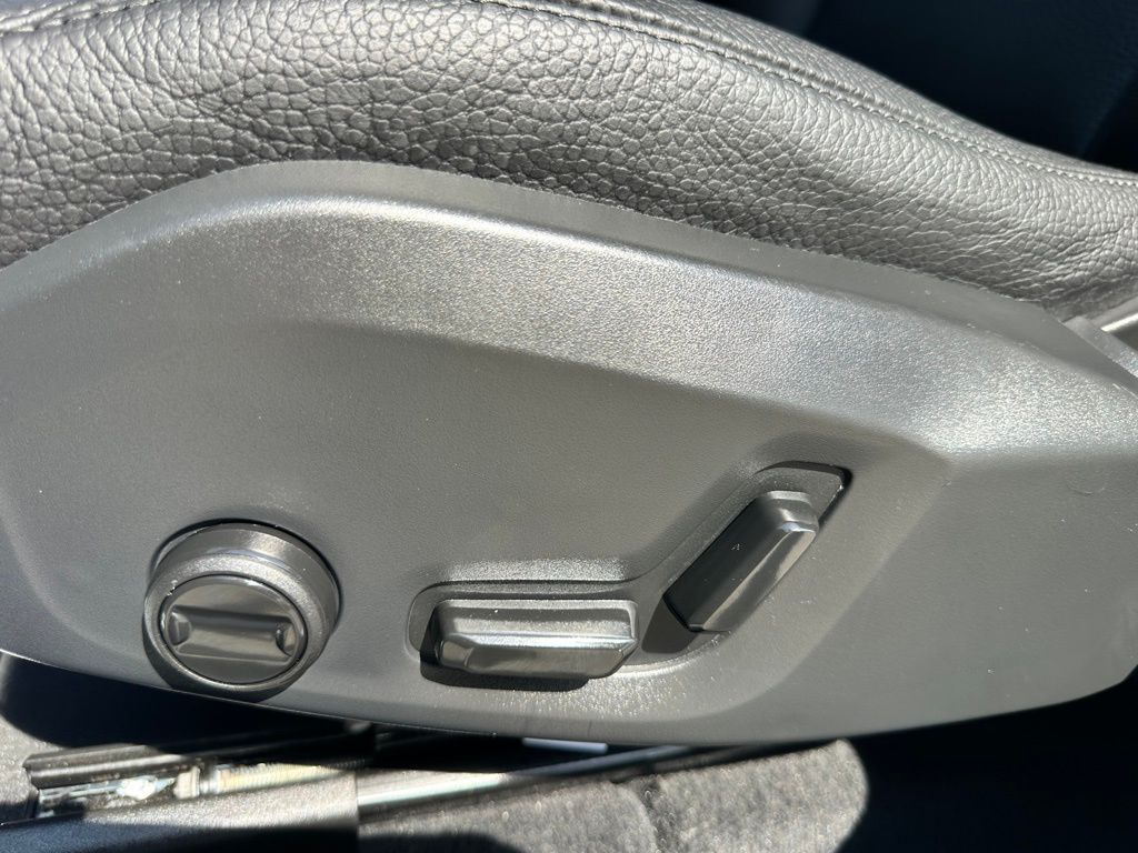 2025 Volvo XC60 B5 Plus photo 14