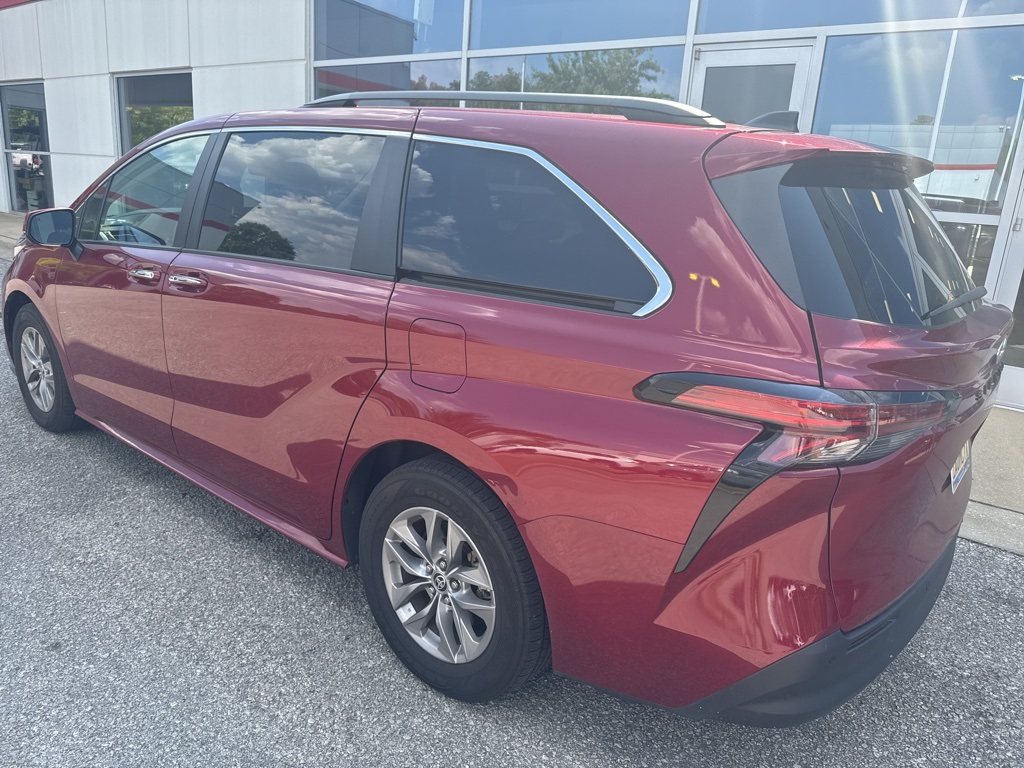 2022 Toyota Sienna XLE photo 2