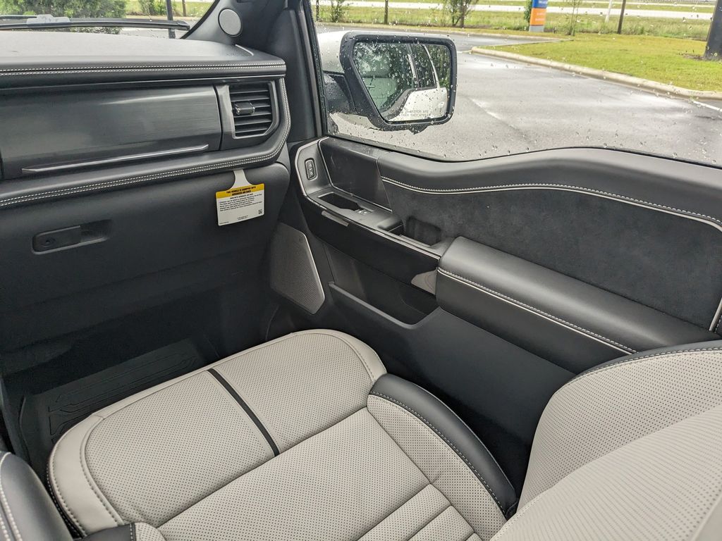 2025 Ford F-150 Lightning Platinum photo 18