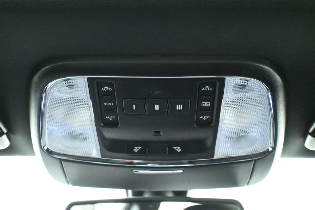 2017 Chrysler 300 S photo 19