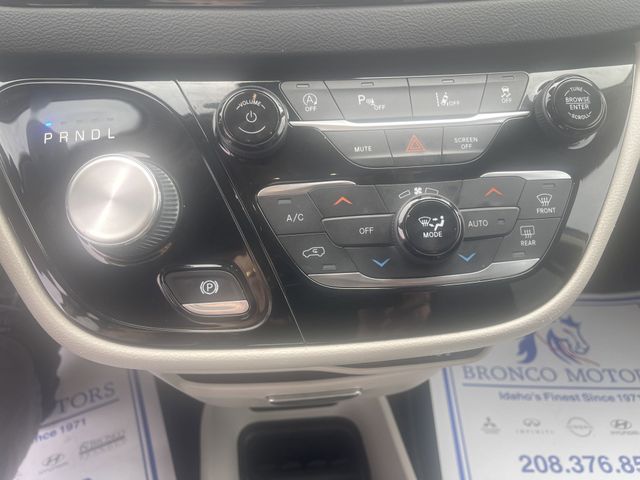 2022 Chrysler Pacifica Touring L photo 16
