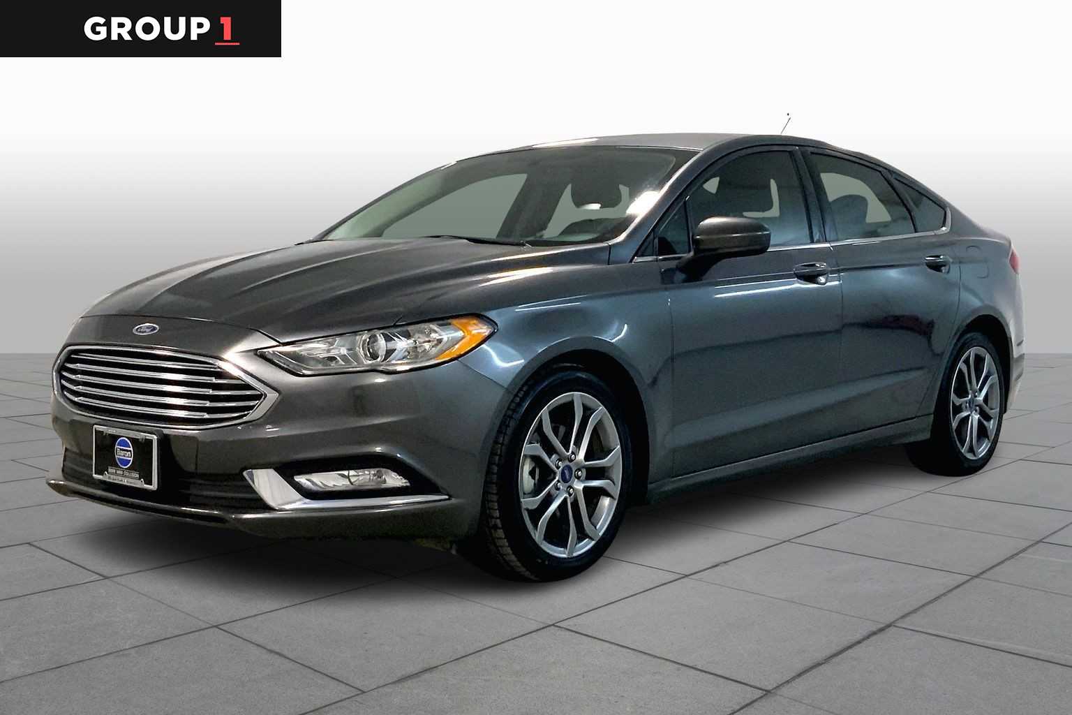 2017 Ford Fusion SE's photo