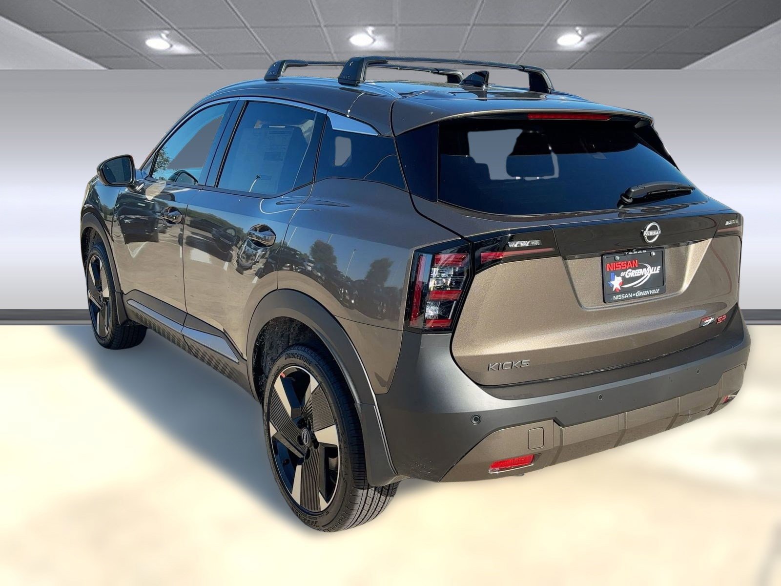 2026 Nissan Kicks SR photo 3
