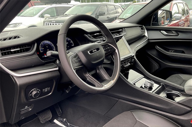 2025 Jeep Grand Cherokee Laredo Altitude photo 6