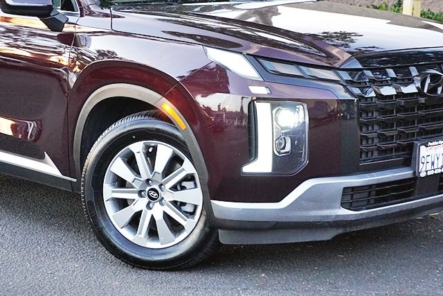 Used 2023 Red Hyundai SE image 3