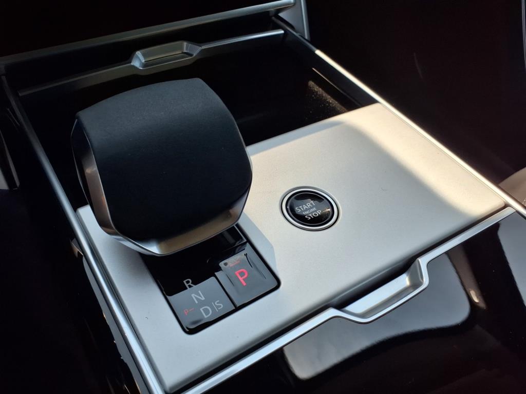 2025 Land Rover Range Rover SE photo 12