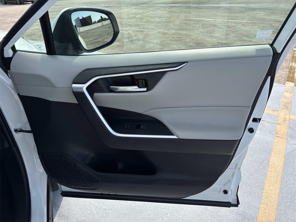 2022 Toyota RAV4 Hybrid XLE photo 12