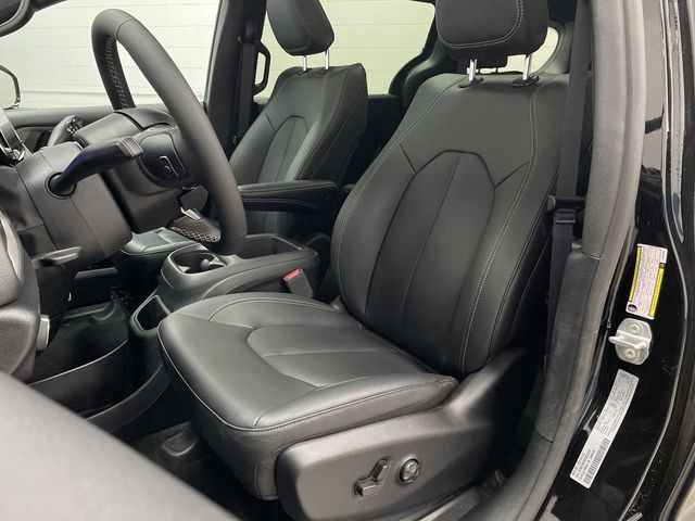 2025 Chrysler Pacifica photo 3