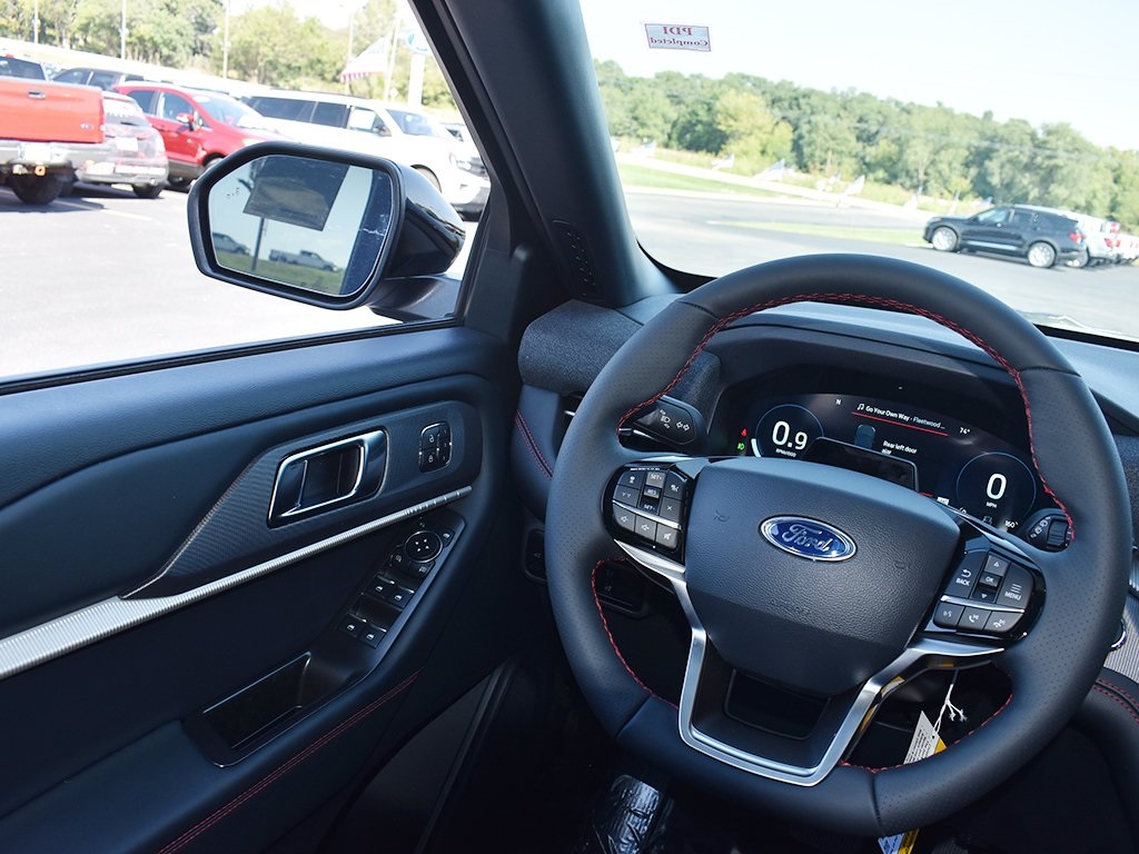 2025 Ford Explorer ST-Line photo 17