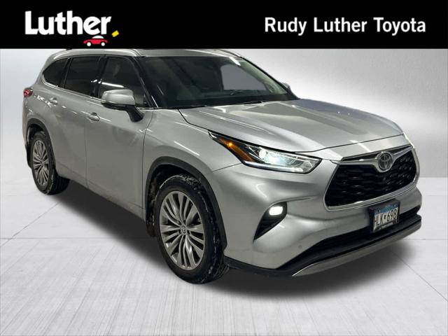 2022 Toyota Highlander Platinum's photo