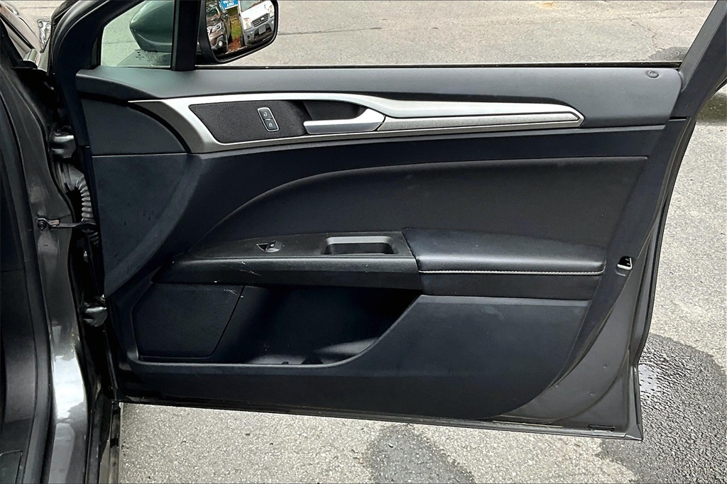 2020 Ford Fusion SE photo 12