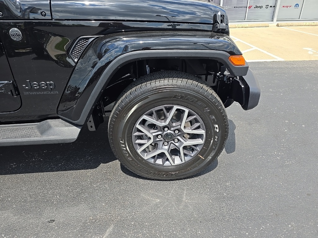 2025 Jeep Wrangler Sahara photo 10