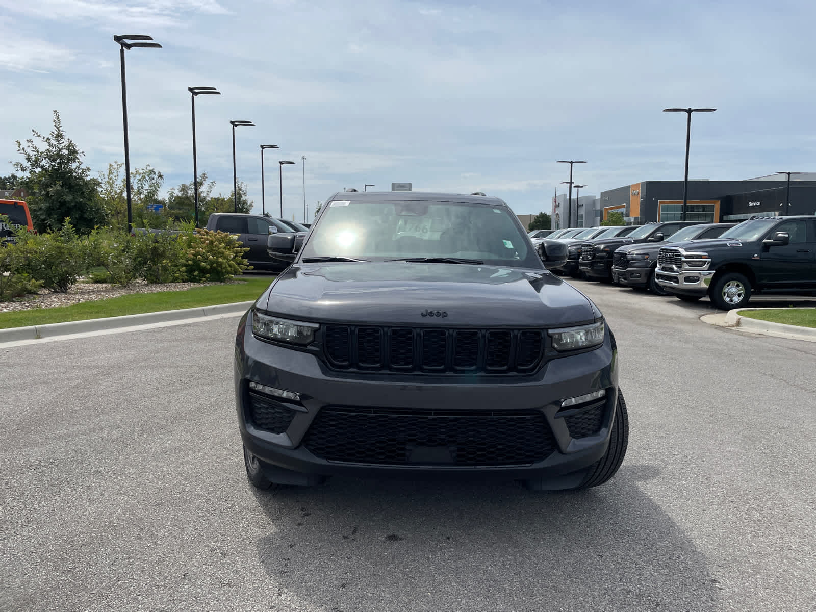 2025 Jeep Grand Cherokee Limited photo 3
