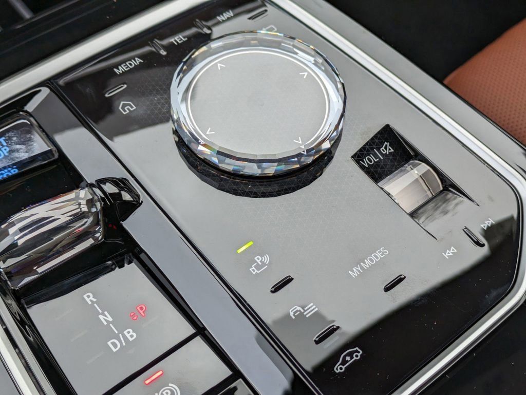 New 2024 Mineral White Metallic BMW xDrive60 image 27