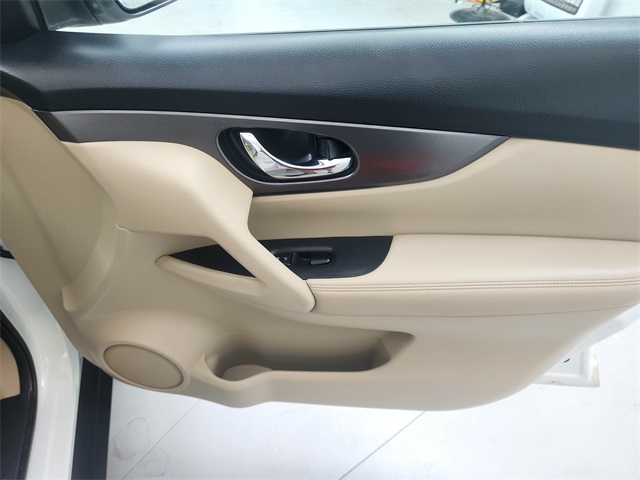 2016 Nissan Rogue SV photo 35