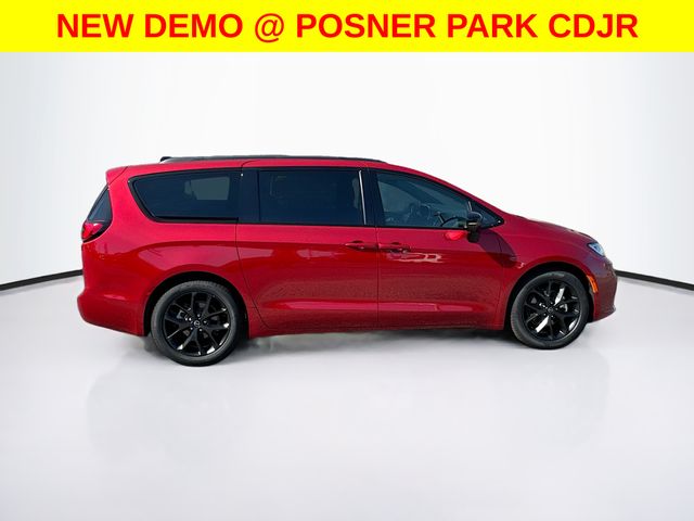 2026 Chrysler Pacifica Limited photo 4