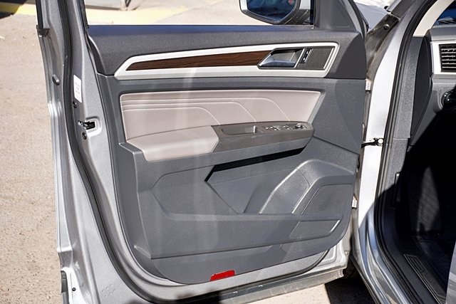 Used 2022 Silver Volkswagen 3.6L V6 SE w/Technology image 24