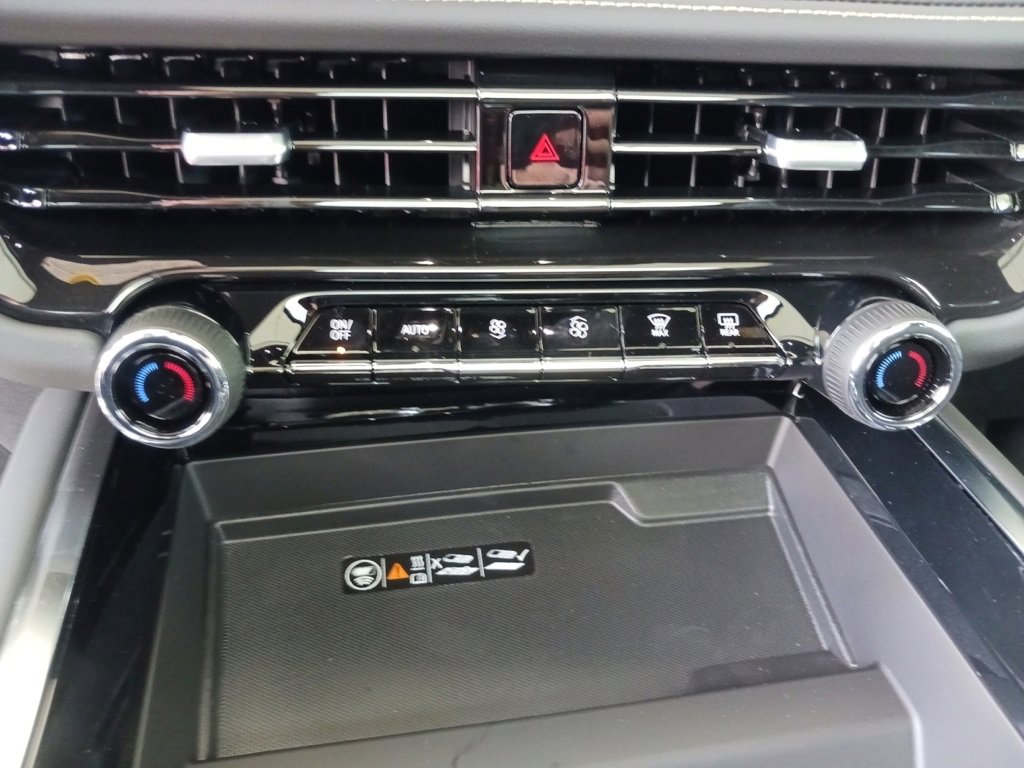 2025 Chevrolet Tahoe Premier photo 20