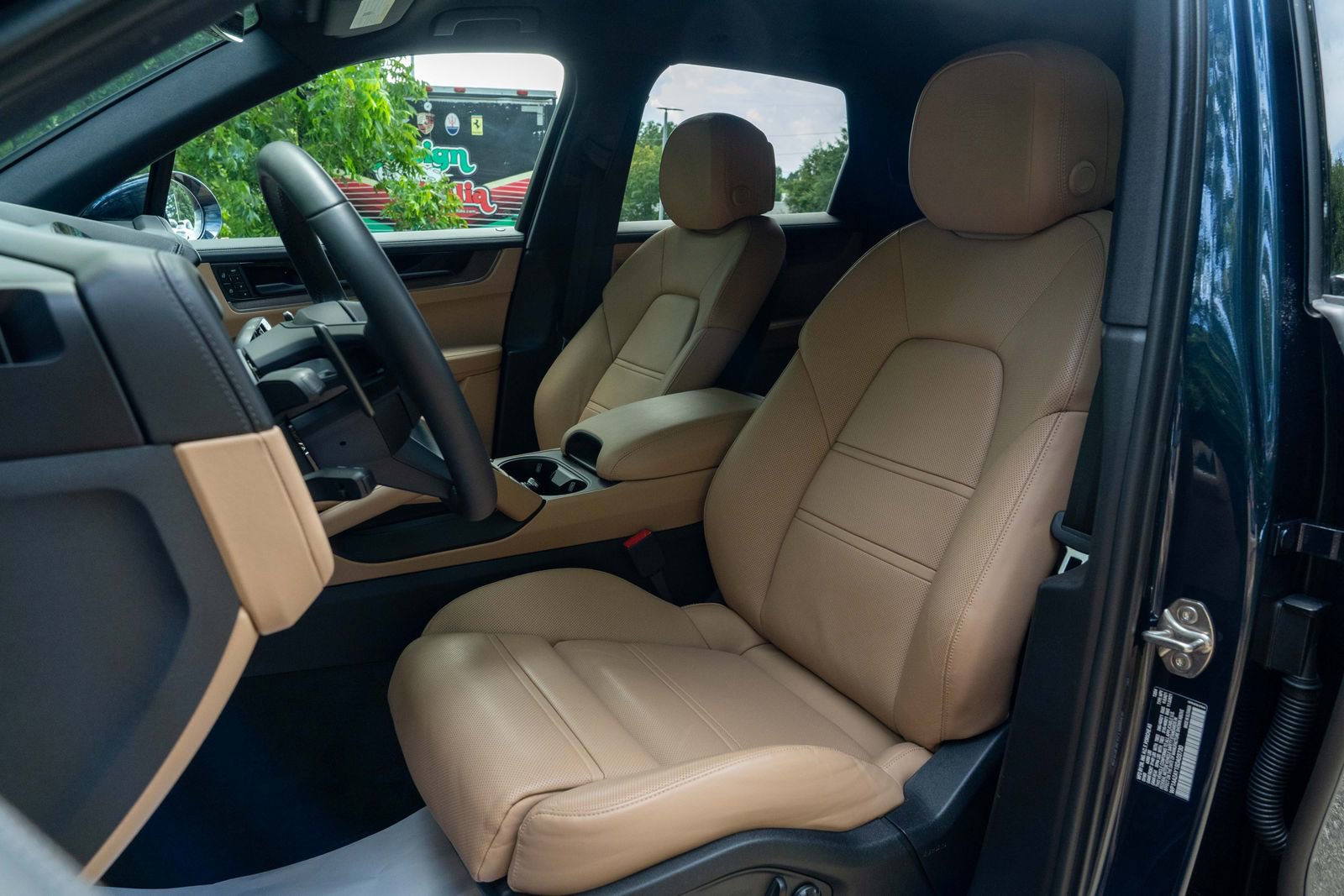 2025 Porsche Cayenne Base photo 5