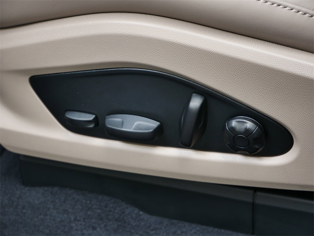 2025 Porsche Macan Electric 4 photo 12