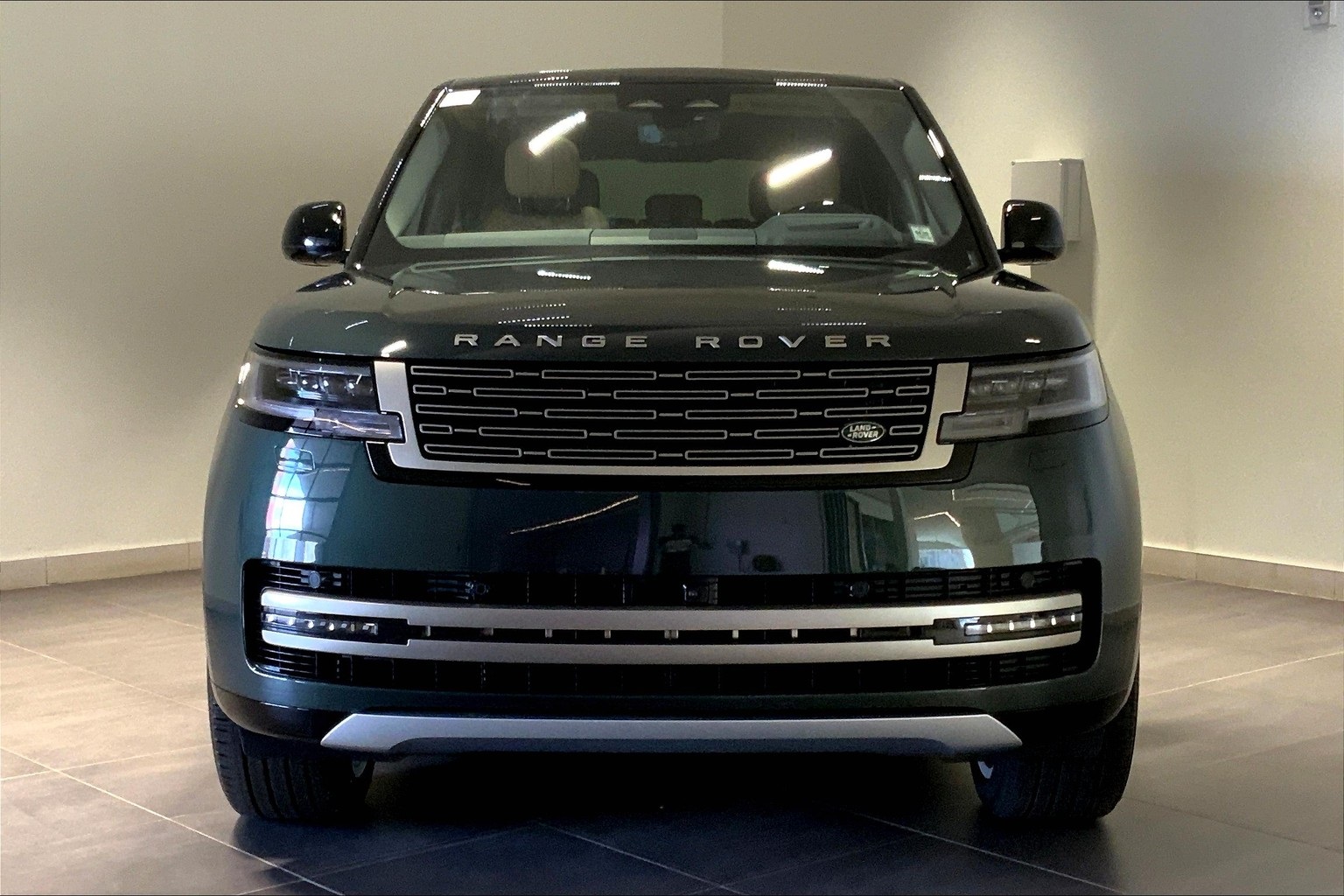 2025 Land Rover Range Rover SE photo 2