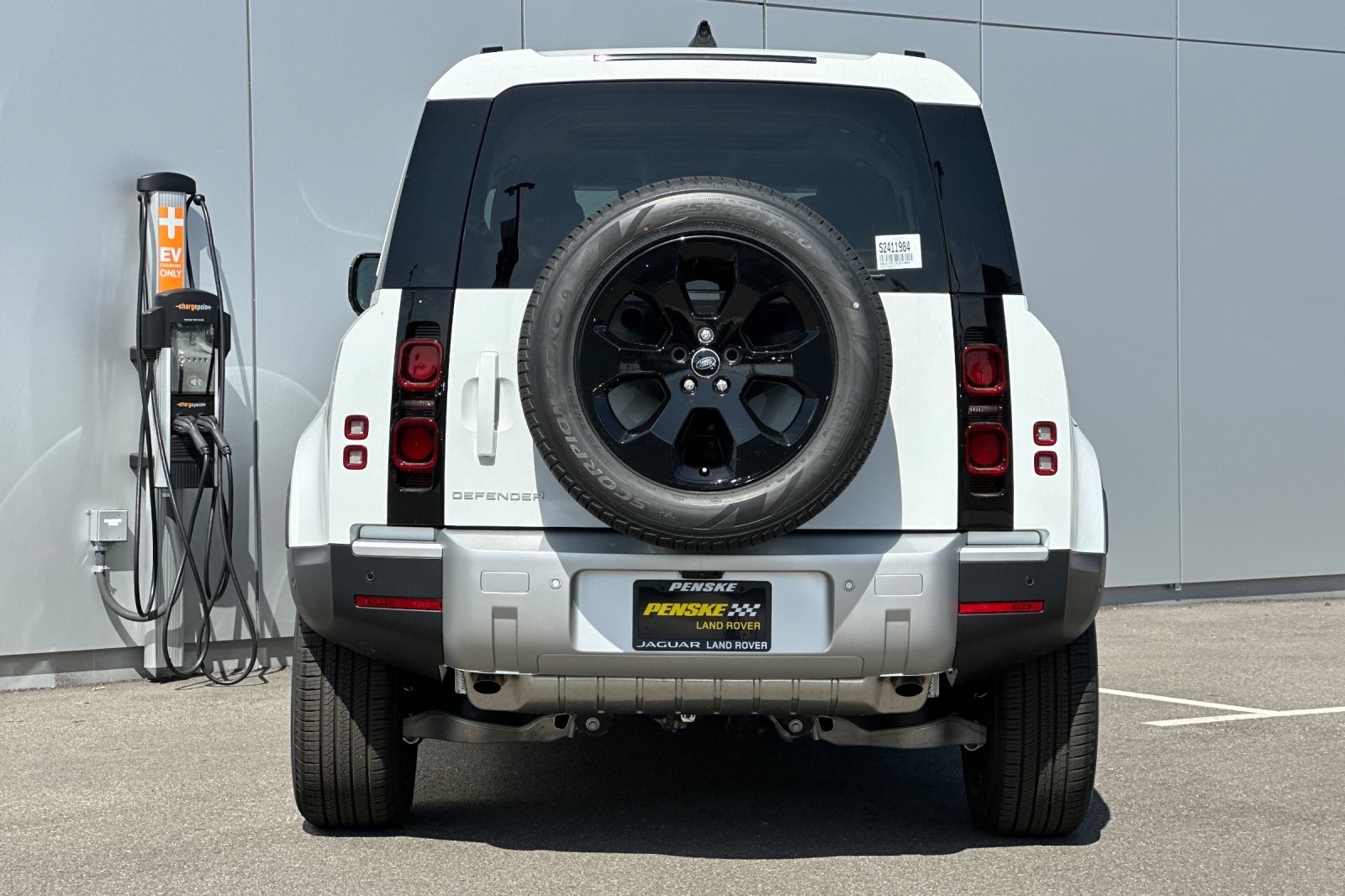 2025 Land Rover Defender 110 S photo 4