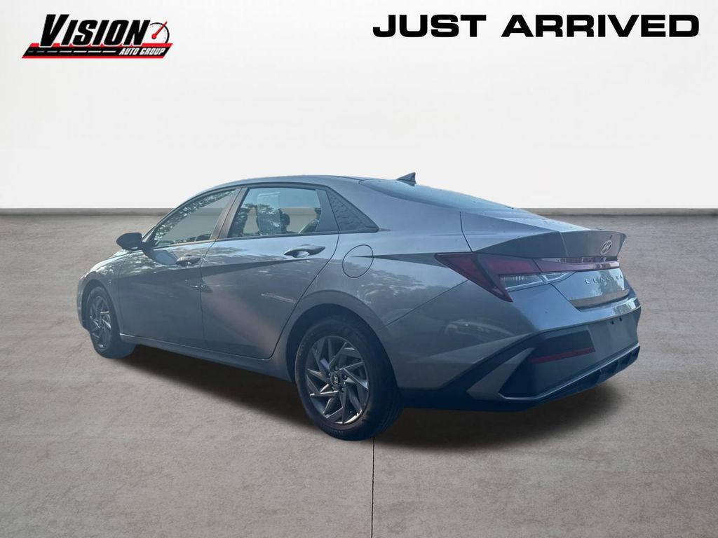 2024 Hyundai Elantra SEL photo 7