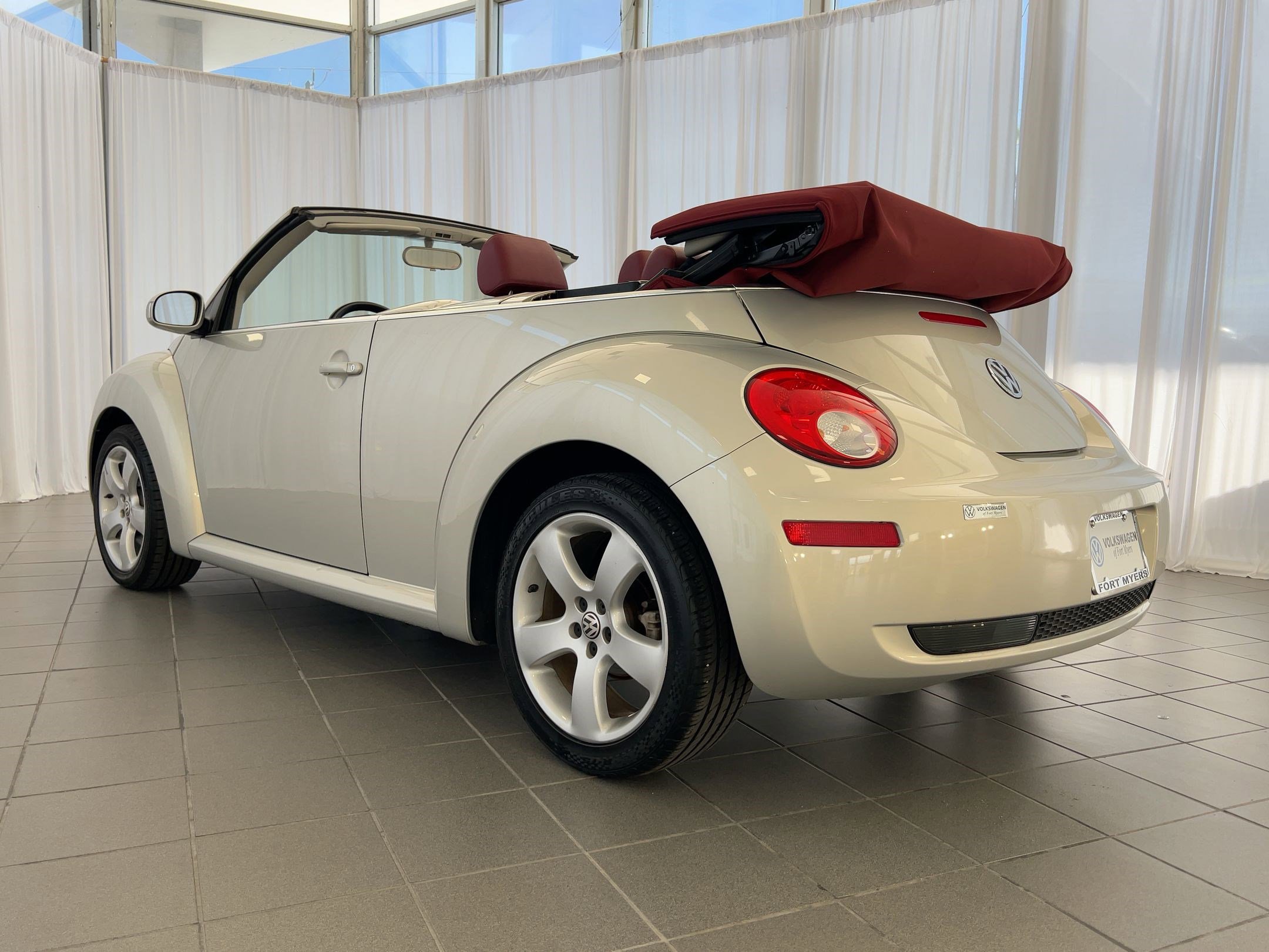 2009 Volkswagen Beetle Convertible photo 3