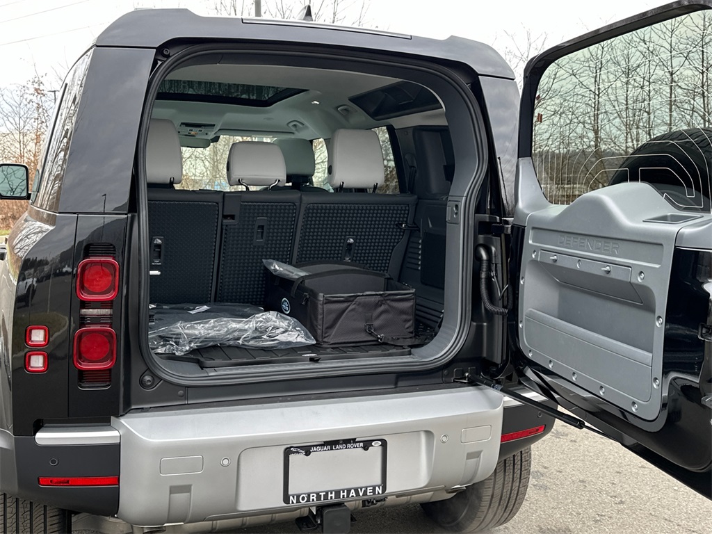 2025 Land Rover Defender 110 S photo 28