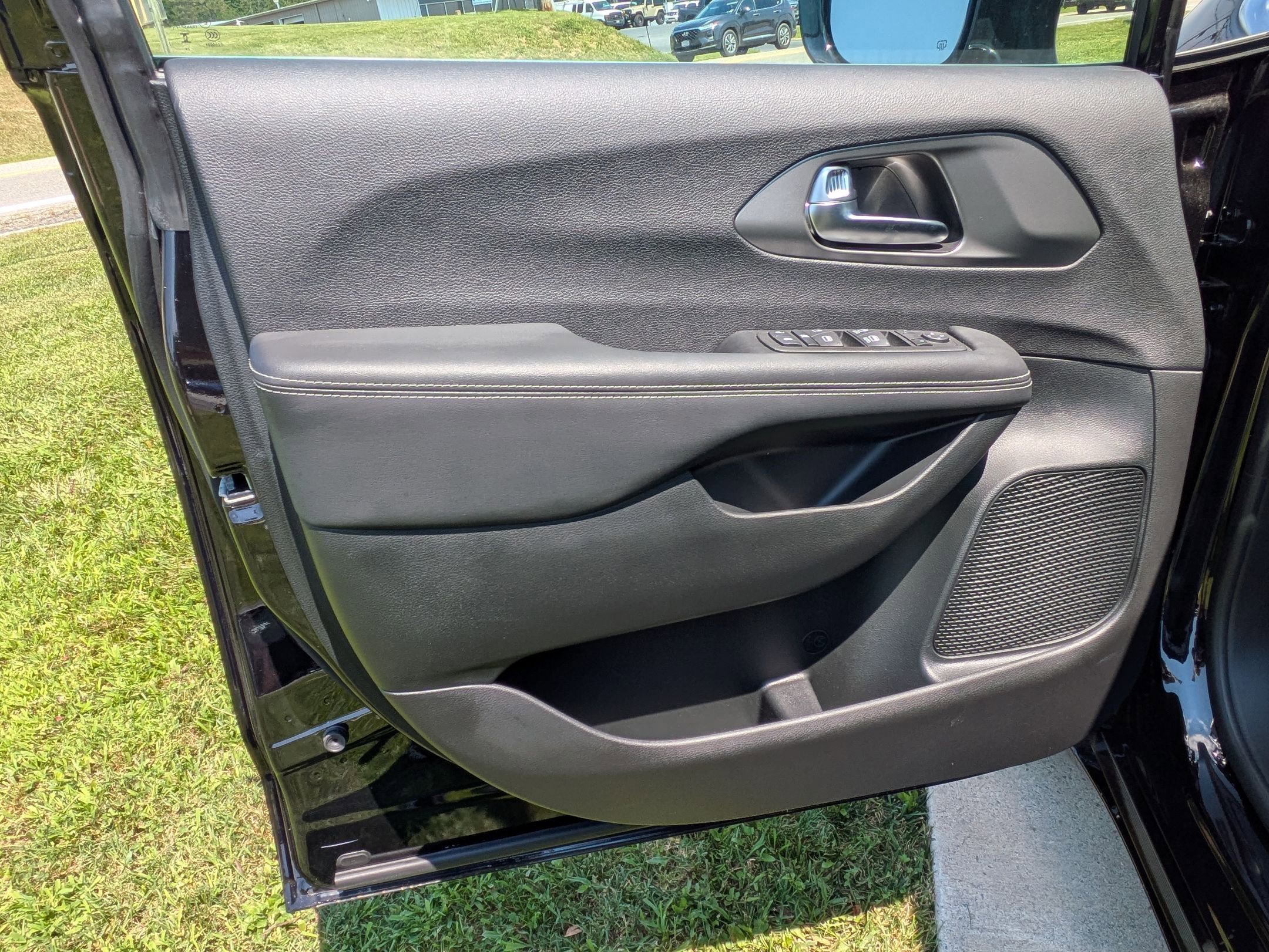 2025 Chrysler Voyager LX photo 12