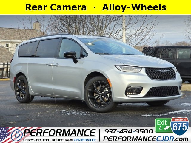 2026 Chrysler Pacifica Select's photo