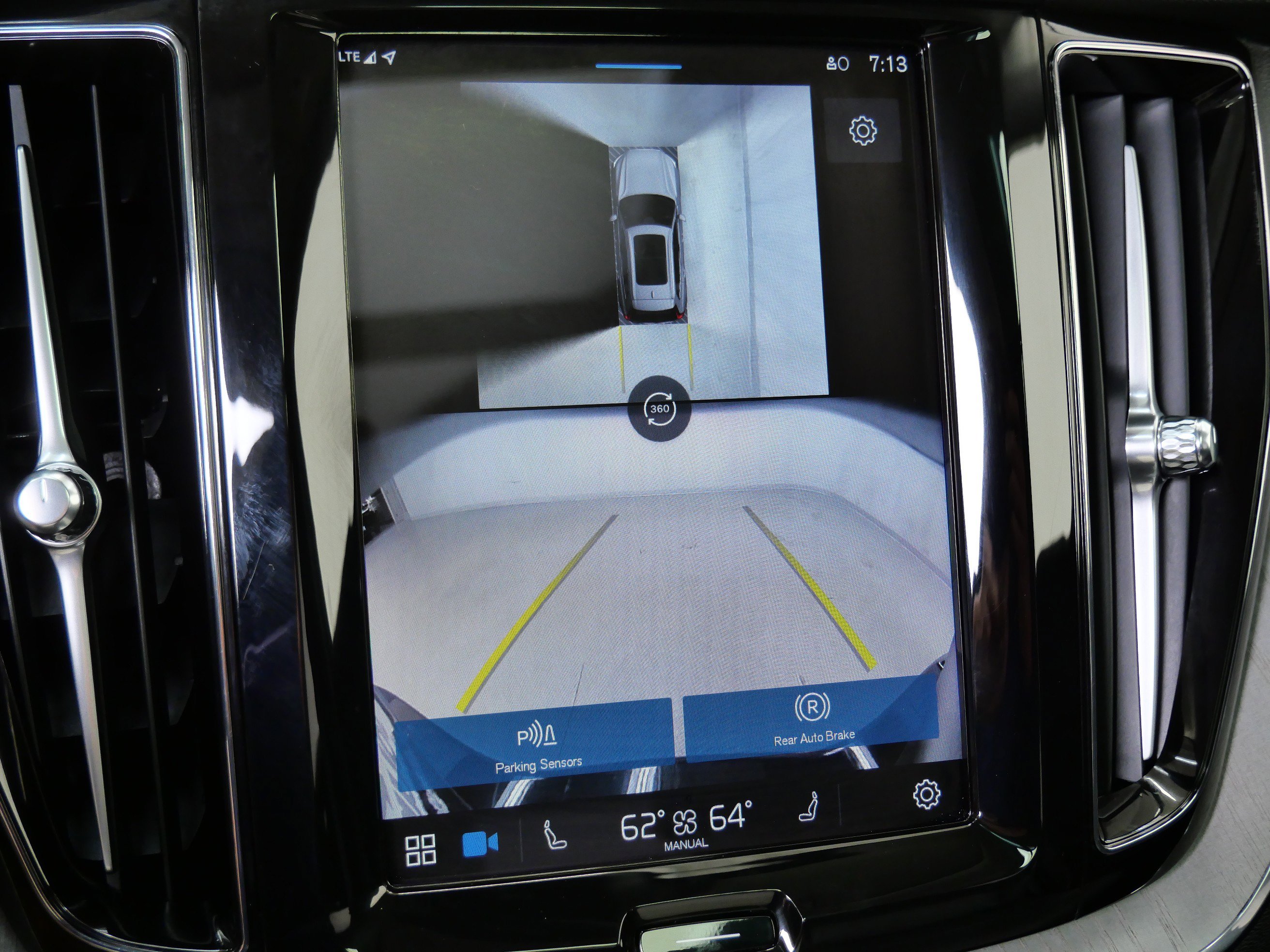 2025 Volvo XC60 Plus photo 27