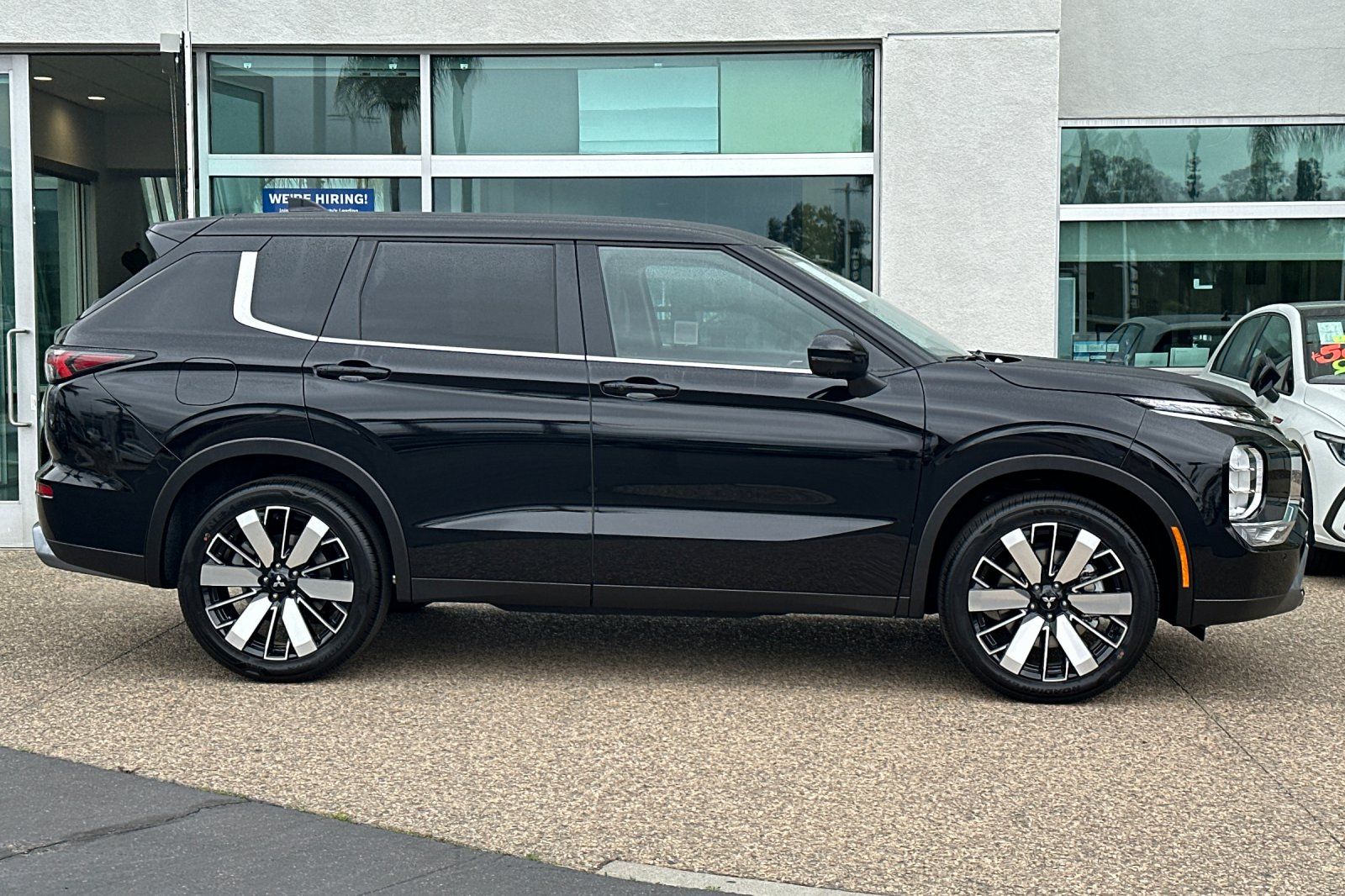 2025 Mitsubishi Outlander SE photo 3