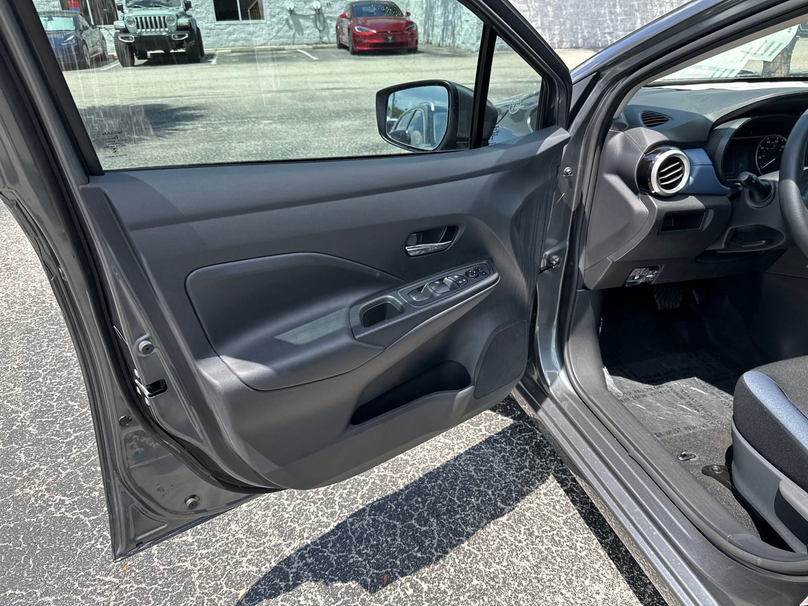 2025 Nissan Versa 1.6 SV photo 4