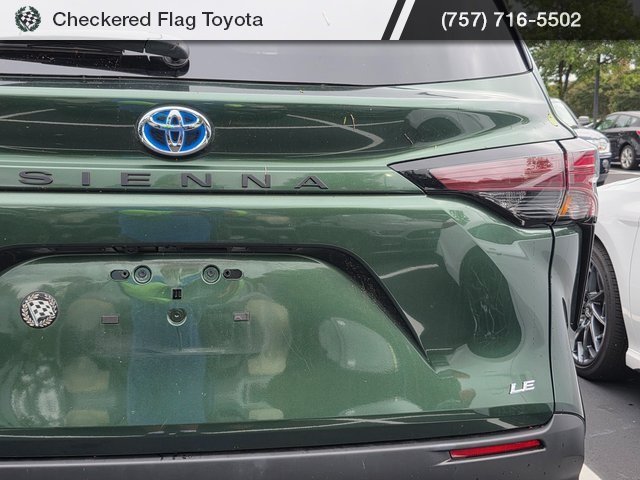 2025 Toyota Sienna LE photo 7