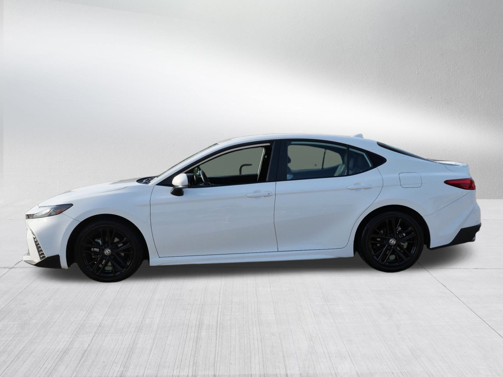2025 Toyota Camry SE photo 4