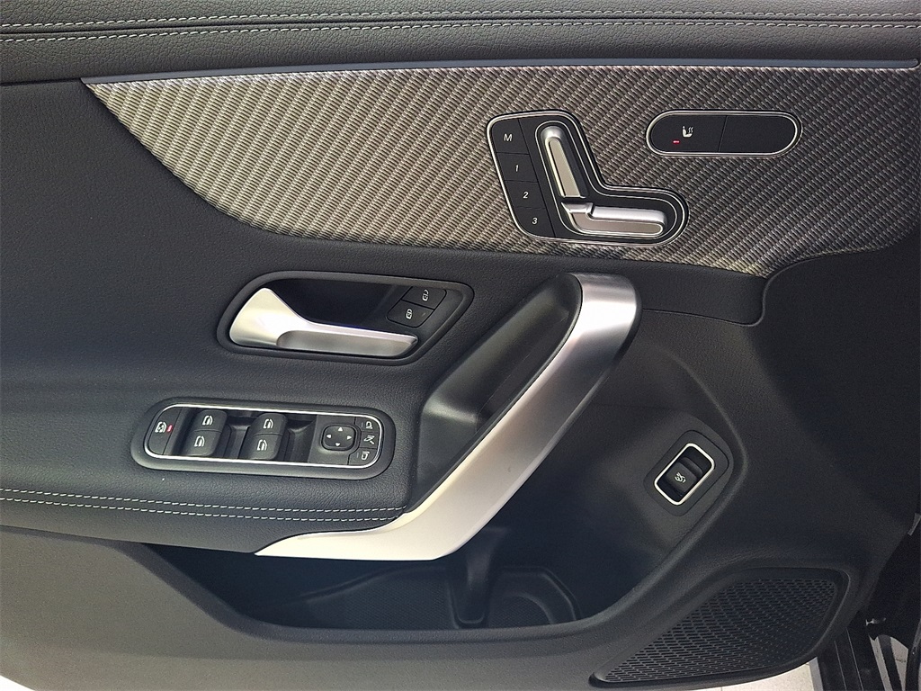 2025 Mercedes Benz CLA 250 4MATIC photo 8