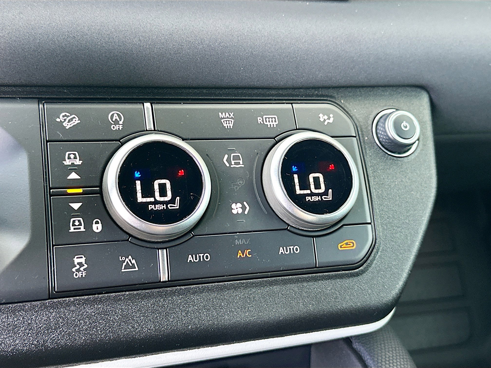 2023 Land Rover Defender X-Dynamic SE photo 13