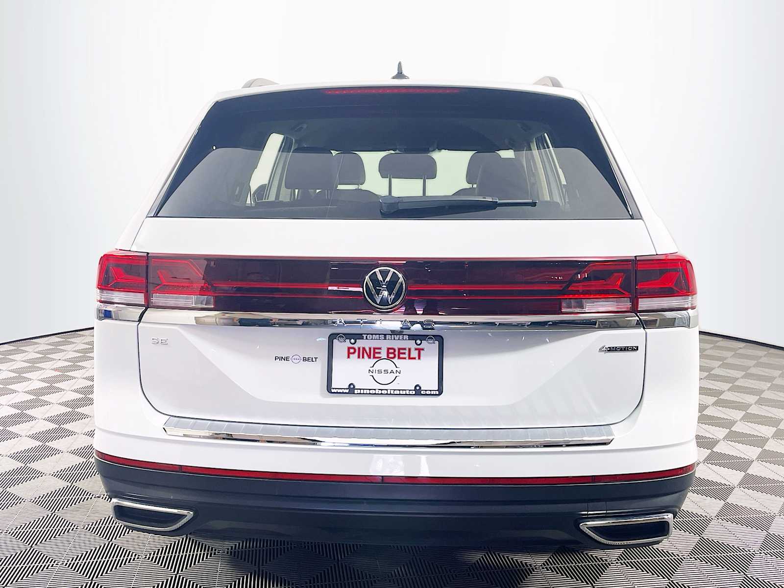 2024 Volkswagen Atlas SE photo 2